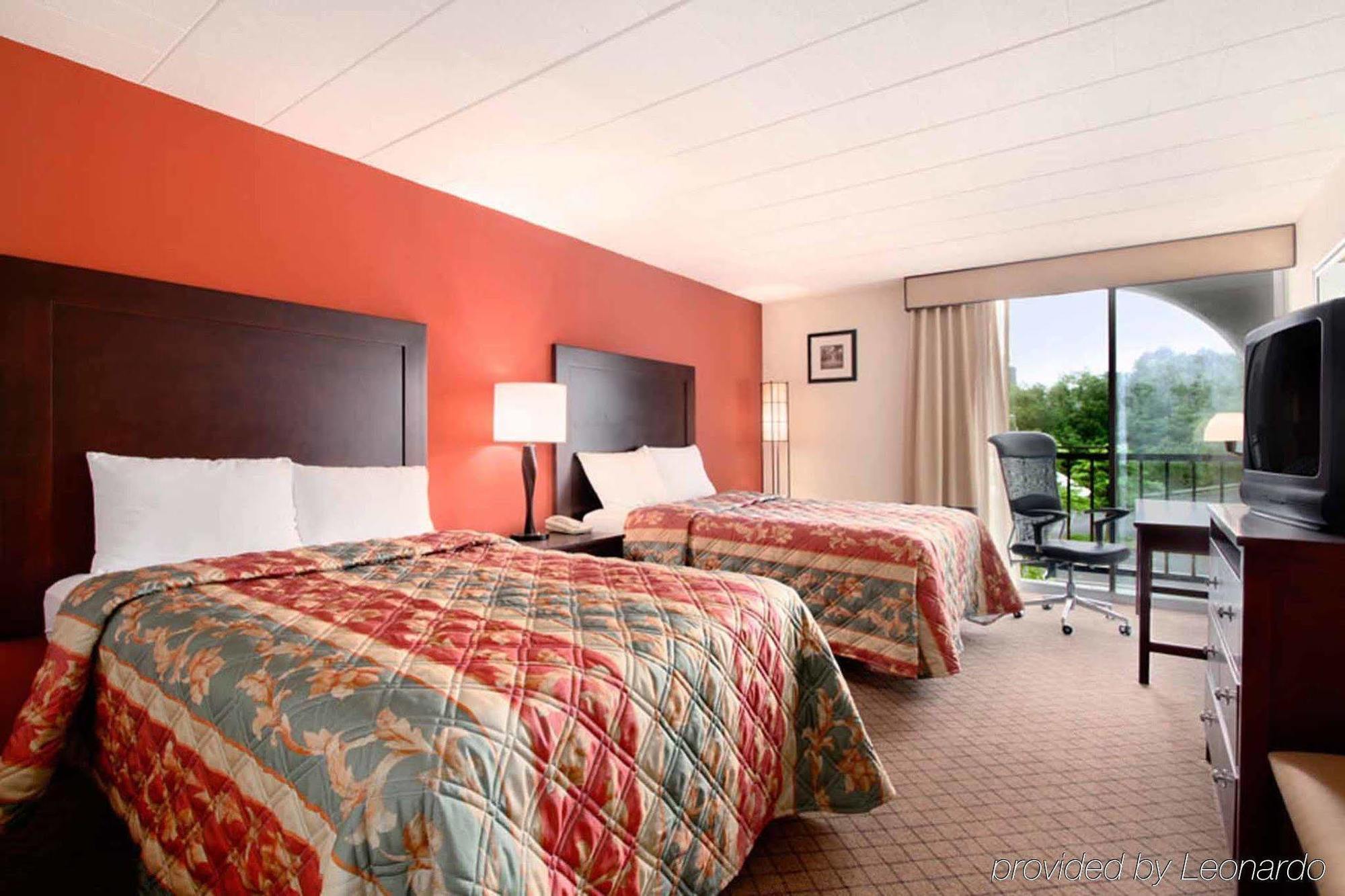 Pittsburgh Plaza Hotel 3*